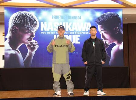 　ポーズを決めるＷＢＣ世界バンタム級１位・那須川天心（左）と２位・井上拓真（撮影・佐々木彰尚）