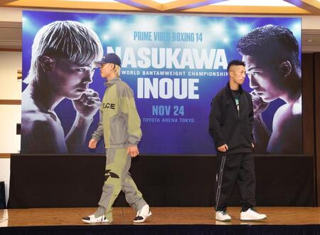 　写真撮影の後、引き揚げるＷＢＣ世界バンタム級１位・那須川天心（左）と２位・井上拓真（撮影・佐々木彰尚）