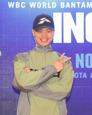 　会見後、ポーズを決めるＷＢＣ世界バンタム級１位・那須川天心（撮影・佐々木彰尚）