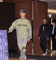 　会見に出席したＷＢＣ世界バンタム級１位・那須川天心と２位・井上拓真（撮影・佐々木彰尚）