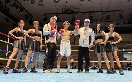 　ラウンドガールとジム関係者から勝利を祝福される小山涼介（中央）