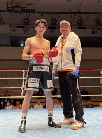 　２回ＴＫＯ勝ちした安田聖典（左）