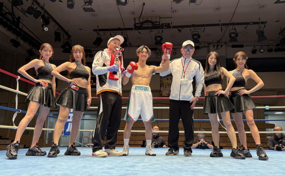 　ラウンドガールとジム関係者から勝利を祝福される小山涼介（中央）