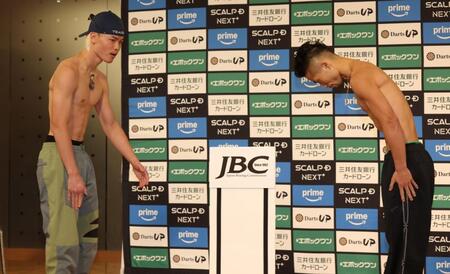 　那須川天心のお辞儀にお辞儀で返す井上拓真（撮影・金田祐二）