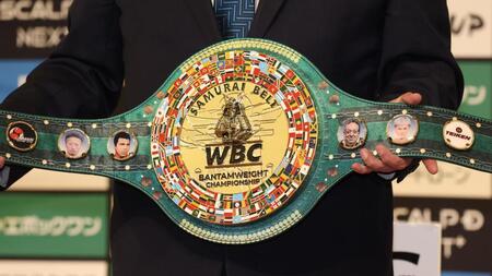 　那須川天心と井上拓真の顔写真が付いたＷＢＣ“ＳＡＭＵＲＡＩ　ＢＥＬＴ”（撮影・金田祐二）