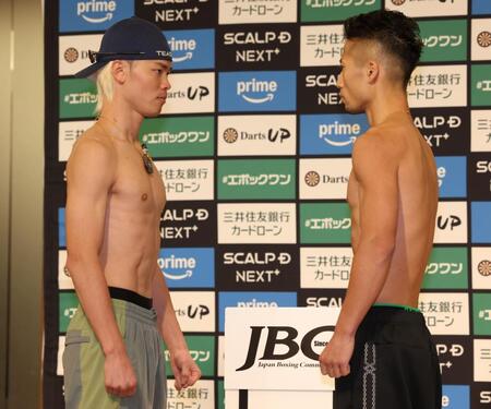 　フェイスオフで視線を合わせる那須川天心（左）と井上拓真（撮影・金田祐二）