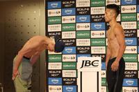 　井上拓真に深々とお辞儀する那須川天心（撮影・金田祐二）