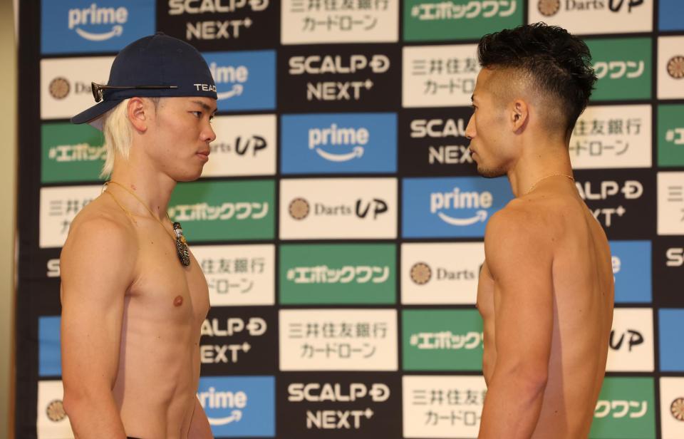 　フェイスオフで視線を合わせる那須川天心（左）と井上拓真（撮影・金田祐二）