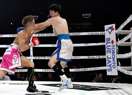 　コーナーポストに掲出された米大リーグ、ブルージェイズの球団名とロゴ