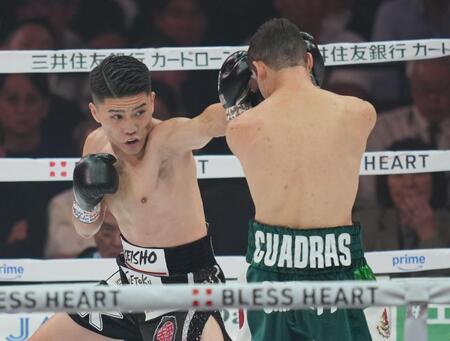 　１回、カルロス・クアドラス（右）を攻める坪井智也