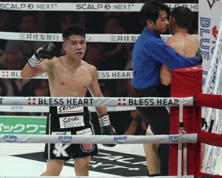 　８回、カルロス・クアドラスにＴＫＯ勝利の坪井智也（撮影・金田祐二）