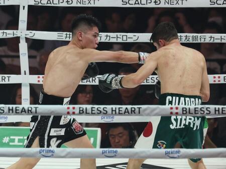 　８回、カルロス・クアドラスに右ストレートを放つ坪井智也（撮影・金田祐二）