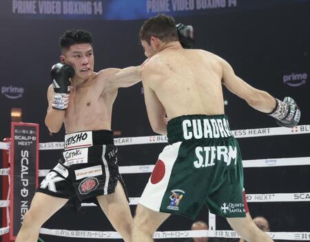 　５回、カルロス・クアドラスを攻める坪井智也（左）＝撮影・石井剣太郎）