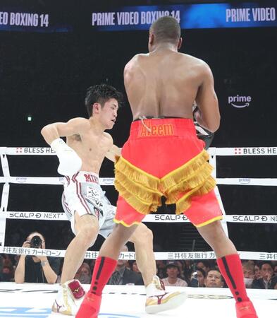 　１０回、ライース・アリーム（右）にダウンを奪われる中野幹士（撮影・石井剣太郎）