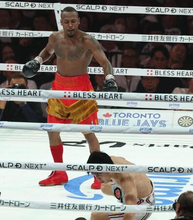 　１０回、ライース・アリームにダウンを奪われる中野幹士（撮影・金田祐二）