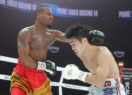 　８回、ライース・アリーム（左）に攻められる中野幹士（撮影・石井剣太郎）