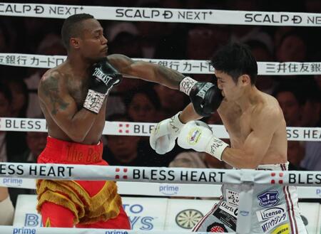 　７回、ライース・アリームのパンチを浴びる中野幹士（撮影・金田祐二）