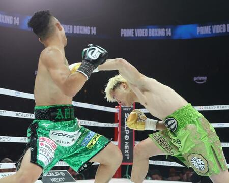 　１回、井上拓真（左）を攻める那須川天心（撮影・石井剣太郎）