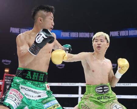 　１回、井上拓真（左）を攻める那須川天心（撮影・石井剣太郎）