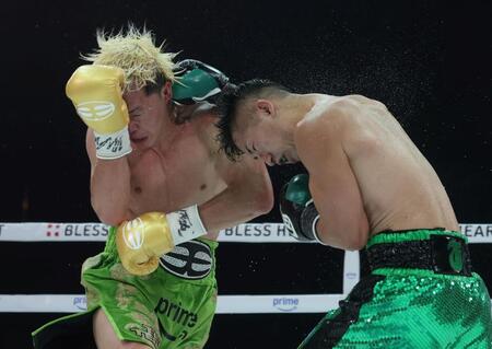 　７回、那須川天心（左）を攻める井上拓真（撮影・石井剣太郎）