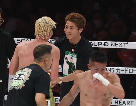 　那須川天心を労う井上尚弥（撮影・金田祐二）