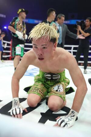 　井上拓真（後方左）に敗れ、土下座してファンに謝る那須川天心（撮影・石井剣太郎）