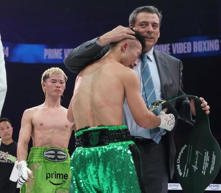 　チャンピオンベルトを受けとる井上拓真を見つめる那須川天心（撮影・石井剣太郎）