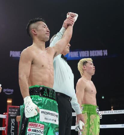 　勝ち名乗りを受ける井上拓真。右は那須川天心（撮影・石井剣太郎）