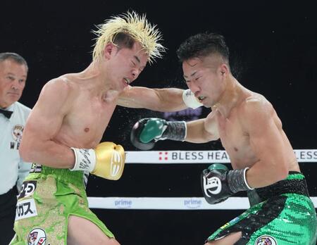 　８回、打ち合う那須川天心（左）と井上拓真（撮影・石井剣太郎）