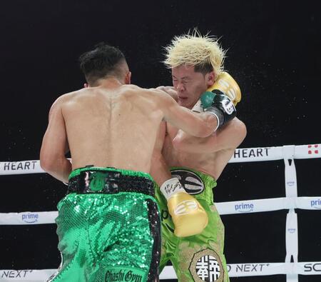 　６回、那須川天心（右）を攻める井上拓真（撮影・石井剣太郎）