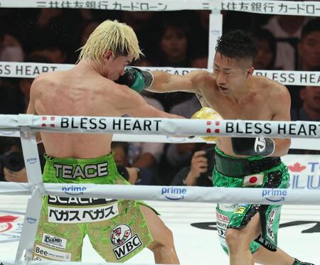 　７回、那須川天心を攻める井上拓真（撮影・金田祐二）