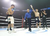 　ホセ・カルデロン（左端）に勝利した増田陸（撮影・石井剣太郎）