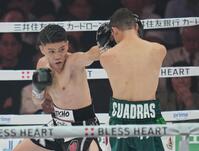 　１回、カルロス・クアドラス（右）を攻める坪井智也