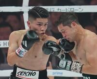 　２回、カルロス・クアドラス（右）を攻める坪井智也