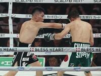 　８回、カルロス・クアドラスに右ストレートを放つ坪井智也（撮影・金田祐二）