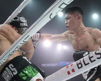 　８回、カルロス・クアドラスを攻める坪井智也（右）＝撮影・石井剣太郎）