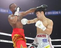 　１回、ライース・アリーム（左）を攻める中野幹士（撮影・石井剣太郎）