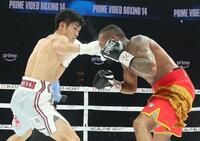 　４回、ライース・アリーム（右）を攻める中野幹士（撮影・石井剣太郎）