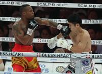 　７回、ライース・アリームのパンチを浴びる中野幹士（撮影・金田祐二）