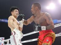 　２回、ライース・アリーム（右）のパンチを浴びる中野幹士（撮影・石井剣太郎）