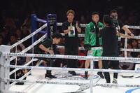 　井上拓真とリングに上がった井上尚弥（撮影・金田祐二）