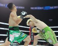 　１回、井上拓真（左）を攻める那須川天心（撮影・石井剣太郎）