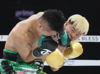 　２回、那須川天心（右）に攻められる井上拓真（撮影・石井剣太郎）