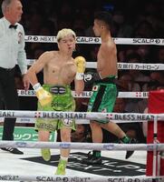 　１回、井上拓真に優勢にダンスする那須川天心（撮影・金田祐二）