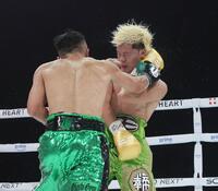 　６回、那須川天心（右）を攻める井上拓真（撮影・石井剣太郎）