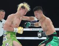 　８回、打ち合う那須川天心（左）と井上拓真（撮影・石井剣太郎）