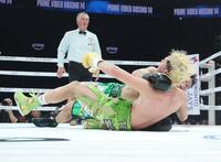 　９回、もつれ合いリングに倒れる那須川天心（手前）と井上拓真（撮影・石井剣太郎）