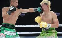 　１１回、那須川天心（右）にパンチを見舞う井上拓真（撮影・石井剣太郎）