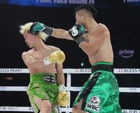 　４回、那須川天心（左）を攻める井上拓真（撮影・石井剣太郎）