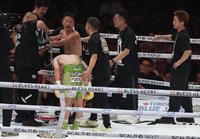 　試合を終え、深々とお辞儀する那須川天心（撮影・金田祐二）